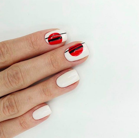 красный дизайн ногтей с белым фоном