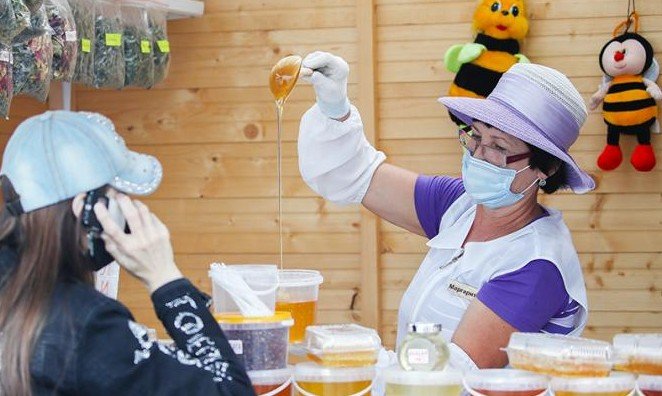 Волосы выпадают, с кожей проблемы начались, с сосудами: COVID-19 так просто не проходит - «Новости Медицины»