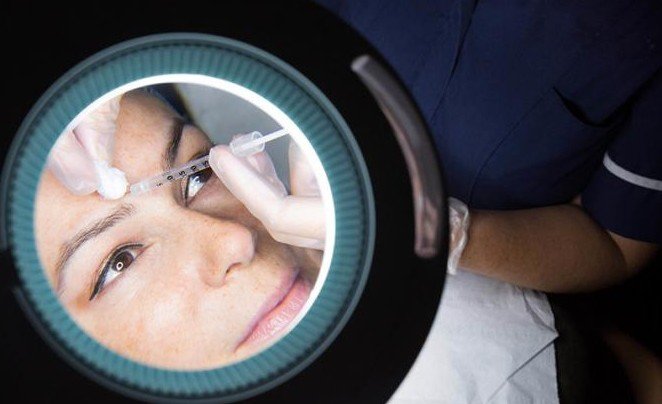 Морщины исчезли, но стал косить глаз — какие «уколы красоты» могут изуродовать - «Новости Медицины»