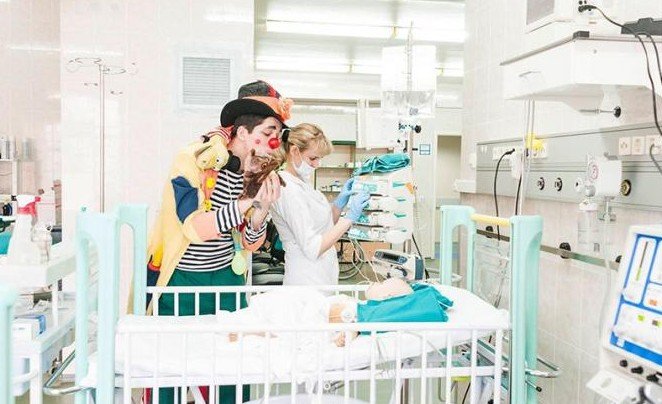 Доктор клоун: как Эльдар Далелов лечит смехом тяжелобольных детей - «Новости Медицины»